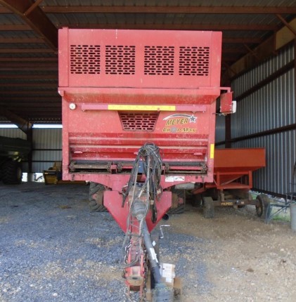 2022 Meyer CropMax 9524 Manure Spreader - Image 2