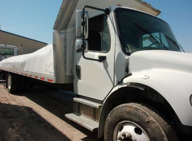 2023 Freightliner M2-106 Box Truck - Image 3