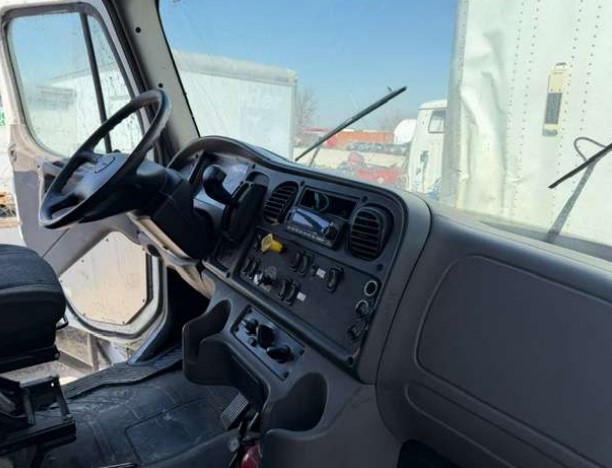 2023 Freightliner M2-106 Box Truck - Image 31