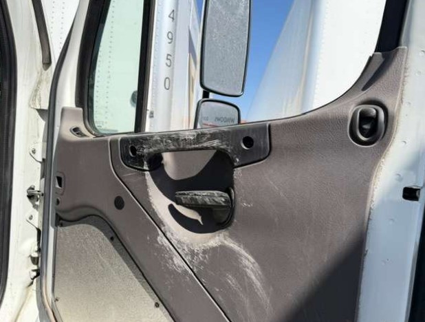 2023 Freightliner M2-106 Box Truck - Image 32