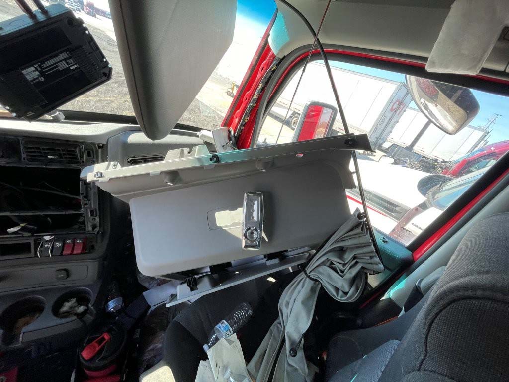 2023 Kenworth T680 - Image 3