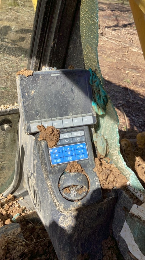 2024 Komatsu PC210LC-11 Excavator - Image 6