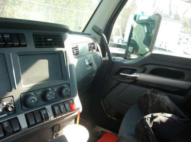 2025 Kenworth T880 Dump Truck - Image 12