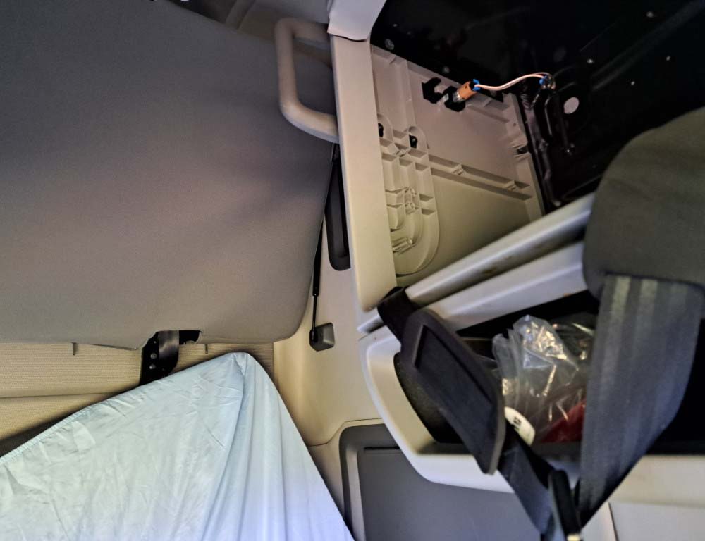 2025 Volvo VNL760 - Image 13