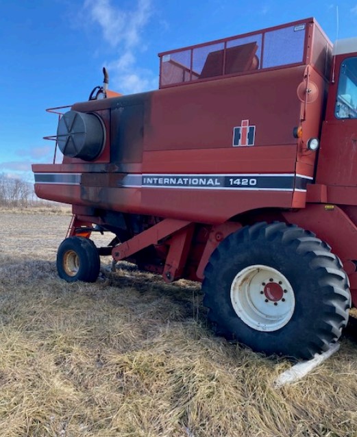 International 1420 Combine - Image 4
