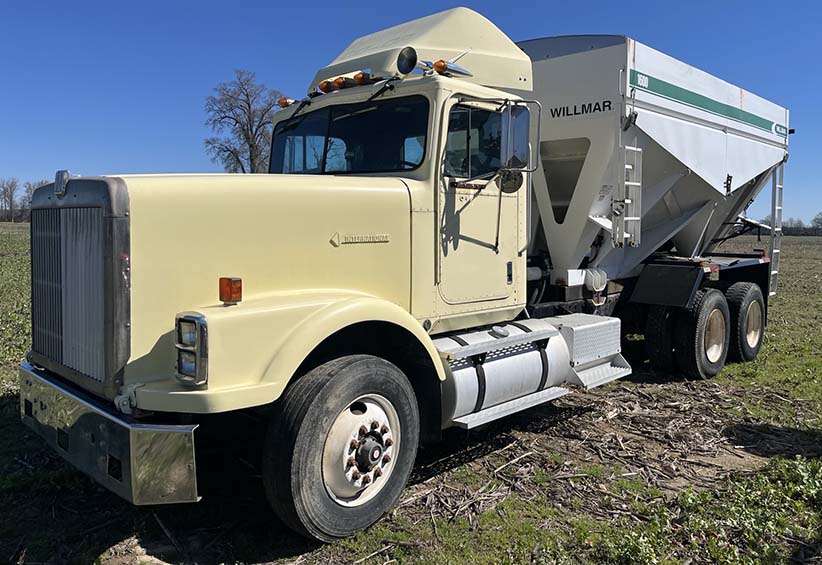 1989 International F-9300 - Image 2