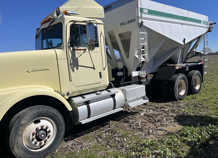 1989 International F-9300 - Image 3