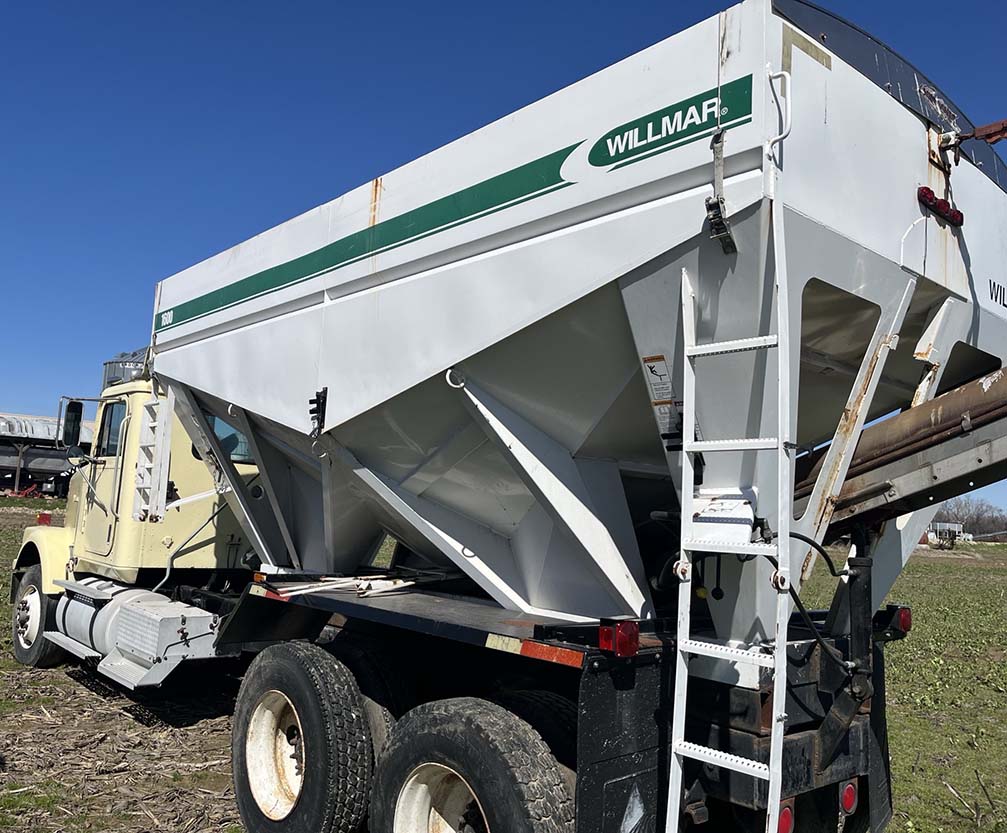 1989 International F-9300 - Image 4