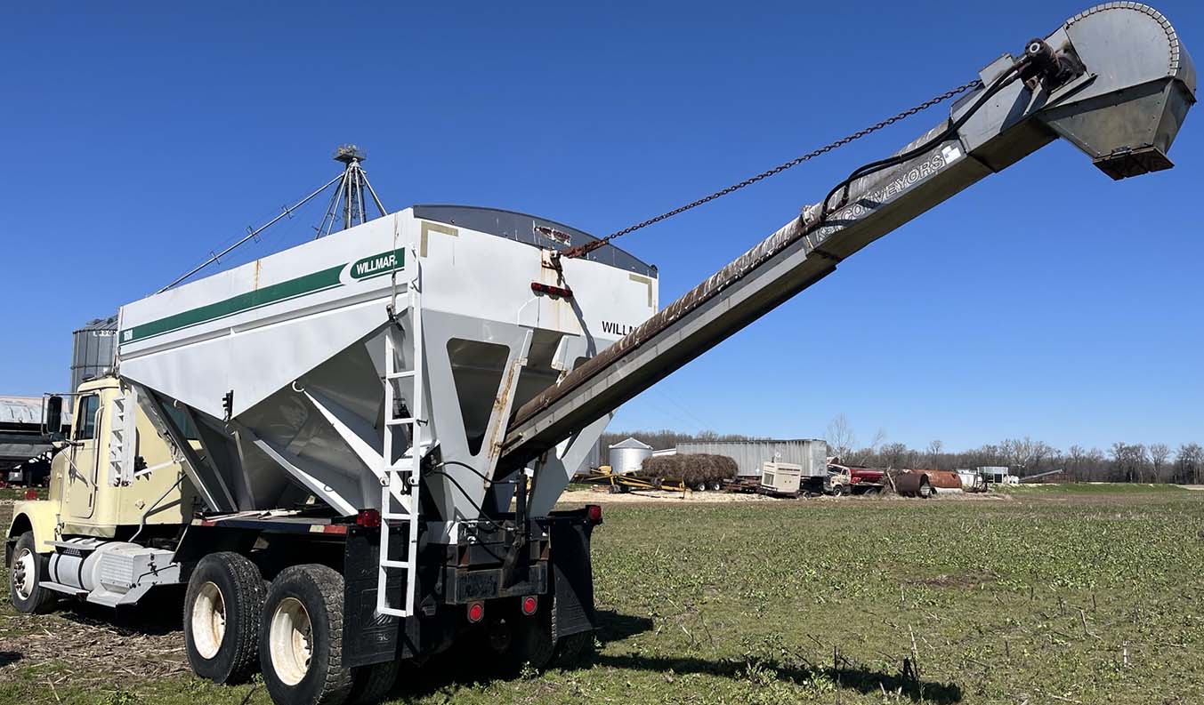 1989 International F-9300 - Image 5