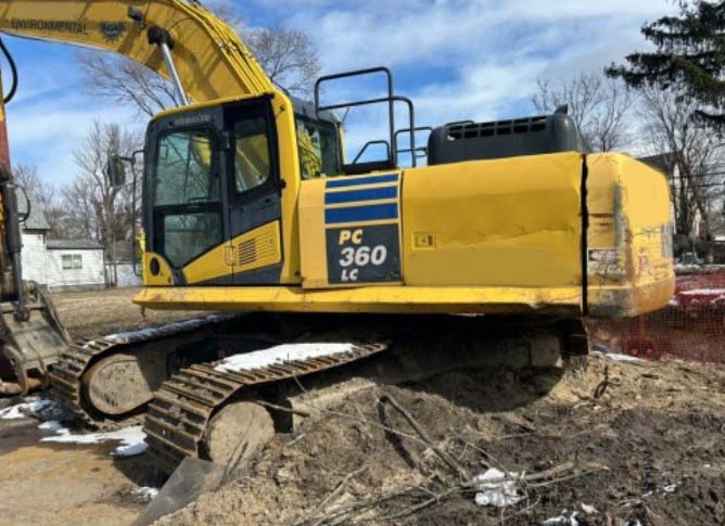 2015 Komatsu PC360LC-10 Excavator - Image 2
