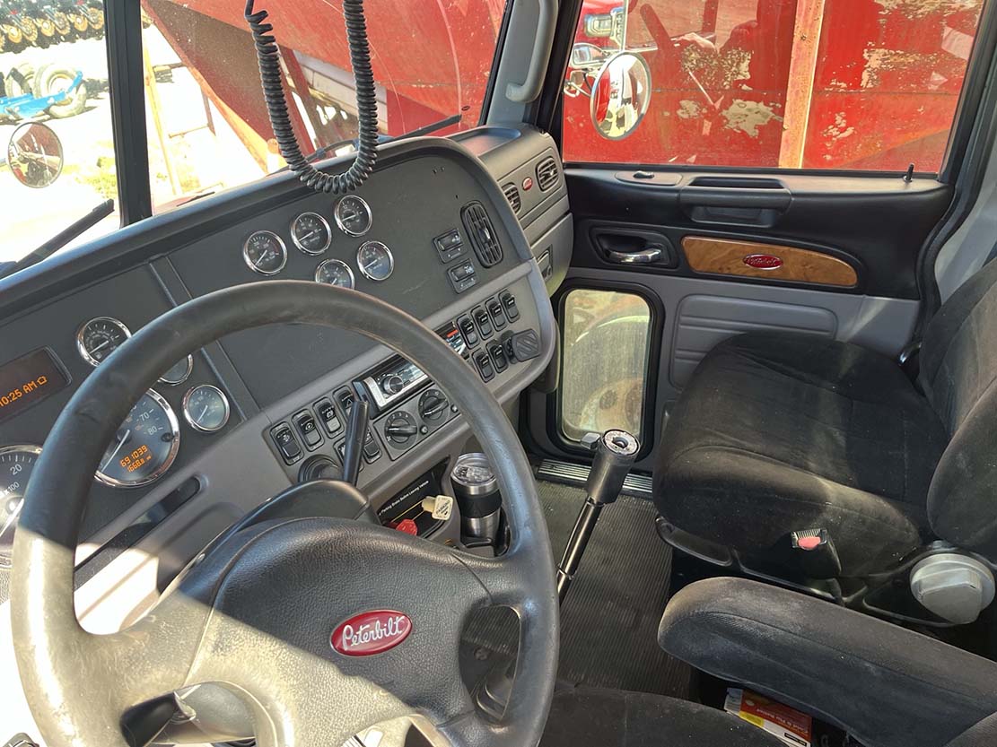 2011 Peterbilt 386 - Image 4