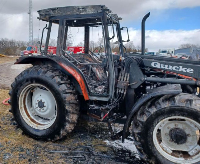 2001 Massey Ferguson Tractor - Image 2