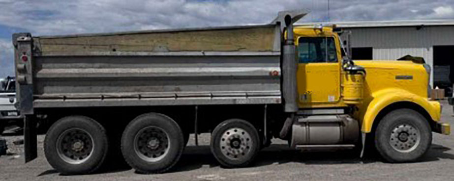 1981 Kenworth W900 Dump Truck - Image 2