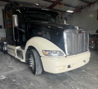 2001 Peterbilt 387 - Image 2