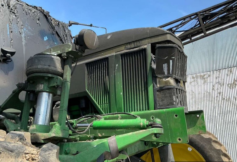 2004 John Deere 4710 Self Propelled Sprayer - Image 2