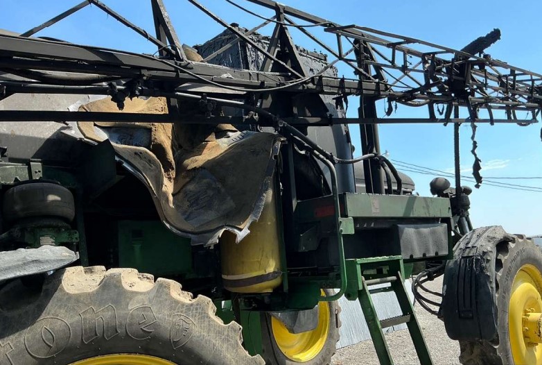 2004 John Deere 4710 Self Propelled Sprayer - Image 4