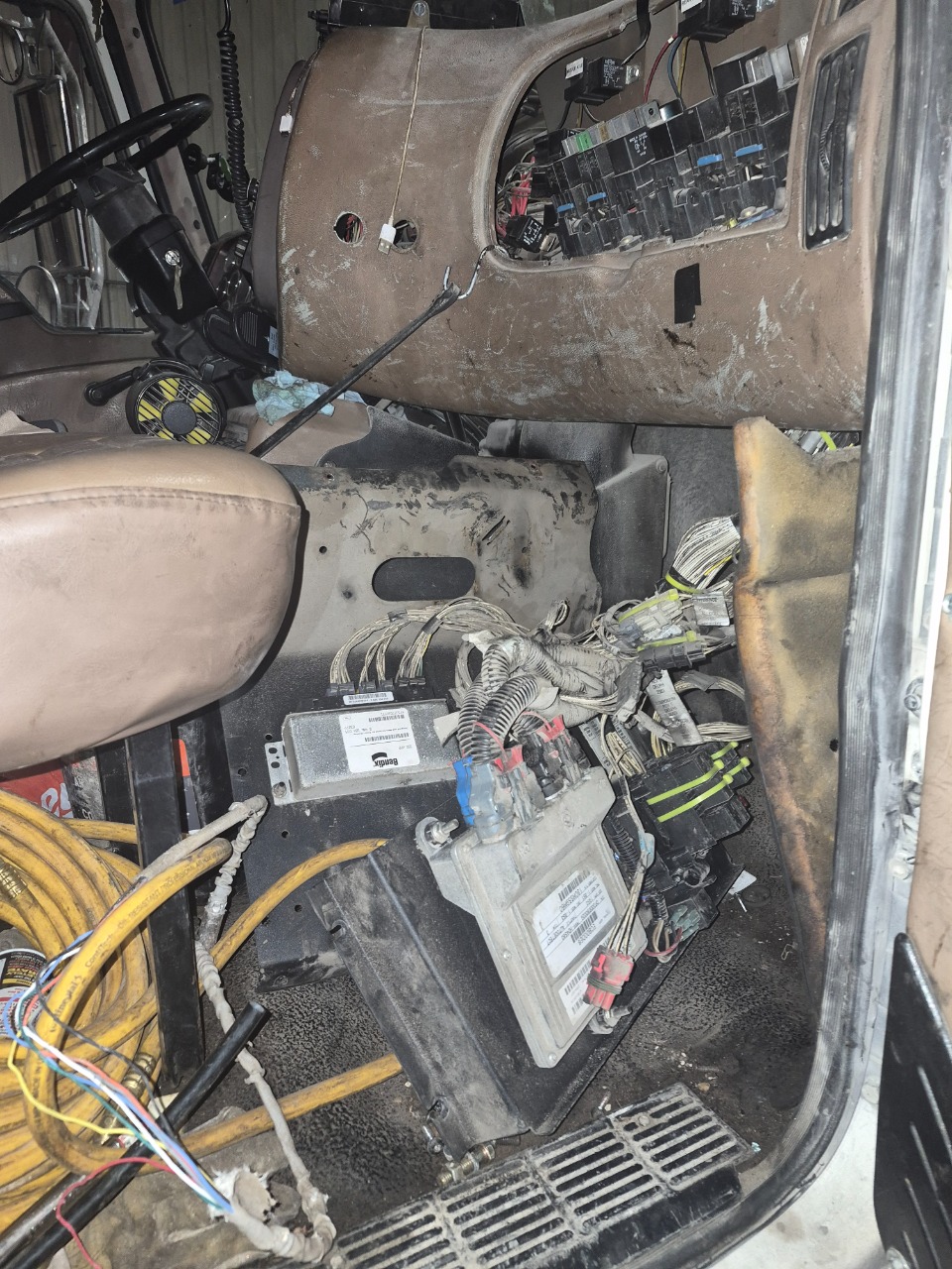 2004 Mack CV713 Granite - Image 15