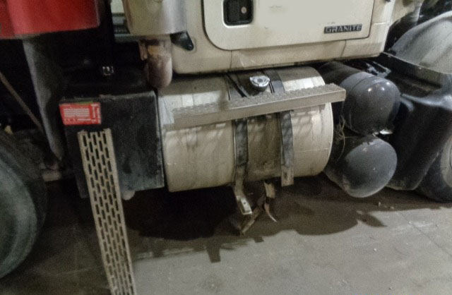 2004 Mack CV713 Granite - Image 28