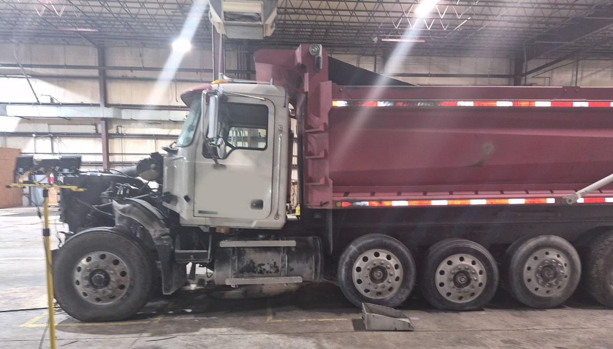 2004 Mack CV713 Granite - Image 8