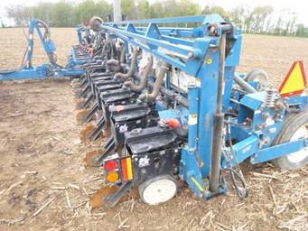 2005 Kinze 3600 Planter - Image 11