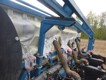 2005 Kinze 3600 Planter - Image 14