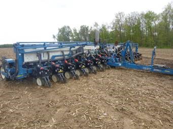 2005 Kinze 3600 Planter - Image 3