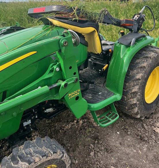 2011 John Deere 3520 Tractor - Image 6