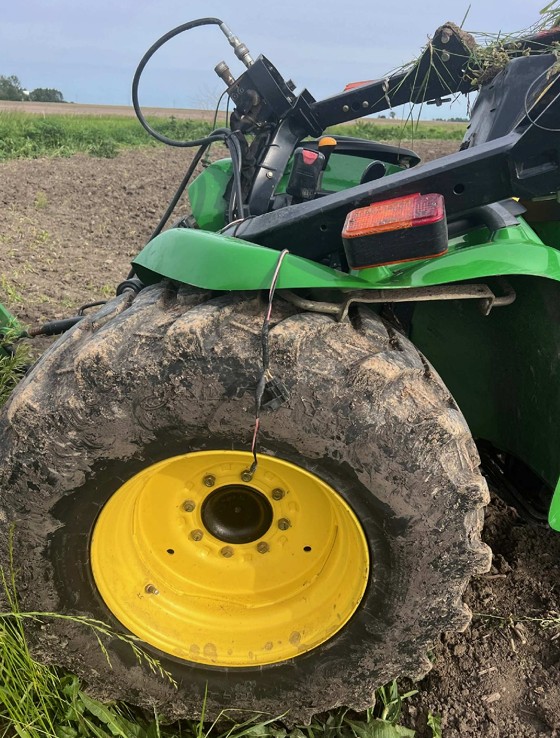 2011 John Deere 3520 Tractor - Image 2