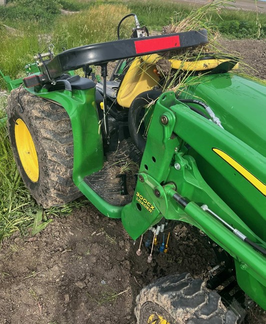 2011 John Deere 3520 Tractor - Image 5