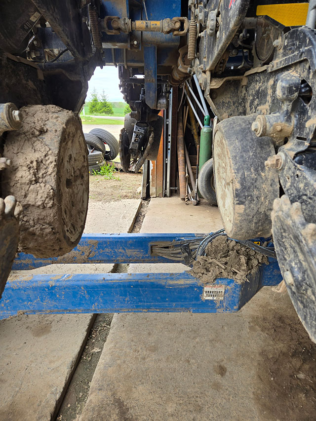 2012 Kinze 3600 ASD 16/32 Planter - Image 10