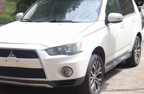 2012 Mitsubishi Outlander - Image 2
