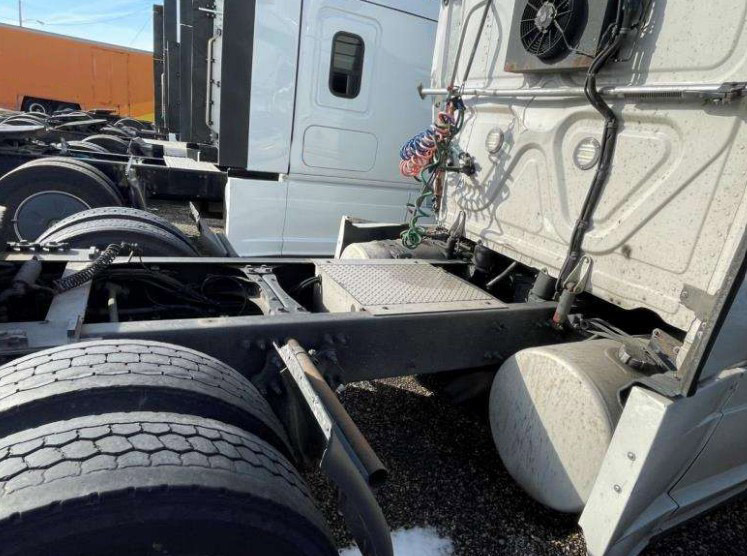 2019 Freightliner Cascadia - Image 11