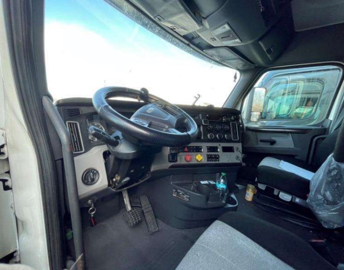 2019 Freightliner Cascadia - Image 17