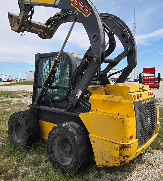 2019 New Holland L228 Skid Steer - Image 4