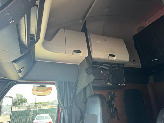 2020 Freightliner Cascadia - Image 14