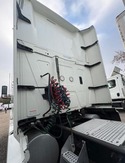 2020 International LT625 Sleeper Cab - Image 4