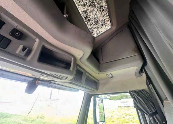 2020 Volvo VNL - Image 21