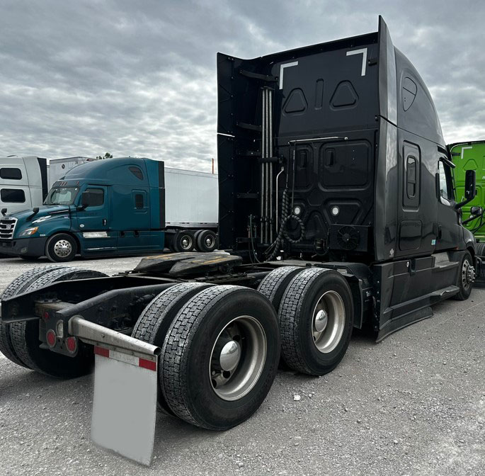2022 Freightliner Cascadia - Image 2