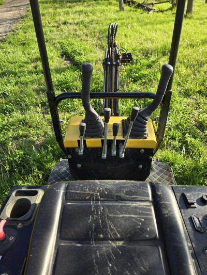 2024 AGT Industrial QH12R Mini Excavator - Image 12