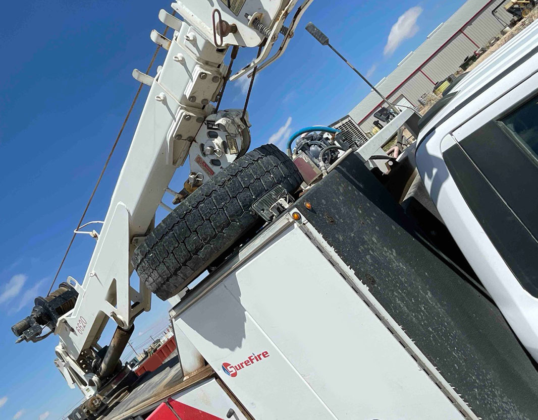2020 Ford F600 with 2020 Summit 6620 Crane - Image 14