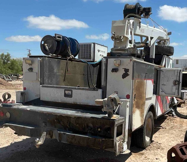 2020 Ford F600 with 2020 Summit 6620 Crane - Image 2