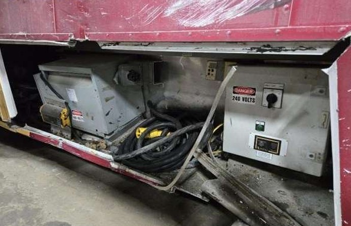 2009 Ford F750 OSV EXP Office Truck - Image 8