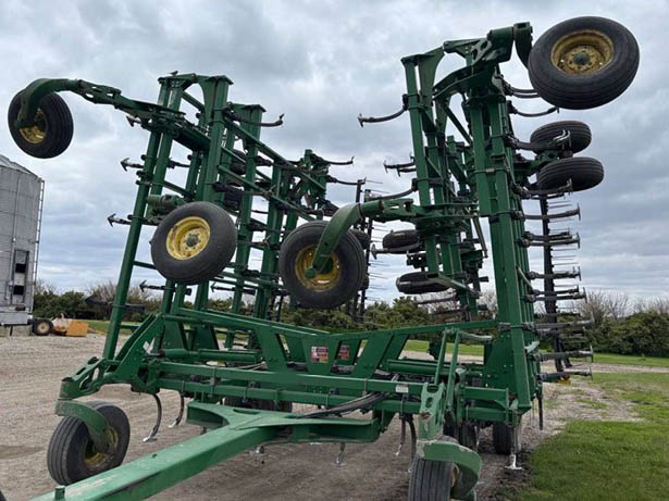 2009 John Deere 2210 Field Cultivator