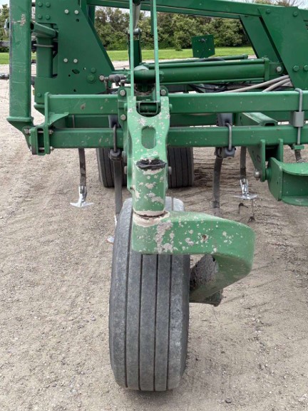 2009 John Deere 2210 Field Cultivator - Image 11