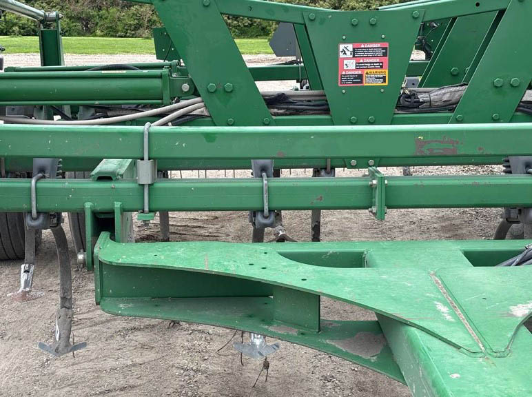 2009 John Deere 2210 Field Cultivator - Image 12