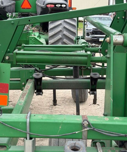 2009 John Deere 2210 Field Cultivator - Image 13