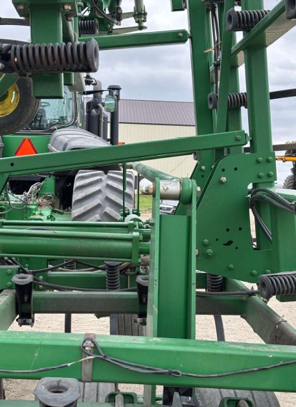 2009 John Deere 2210 Field Cultivator - Image 14