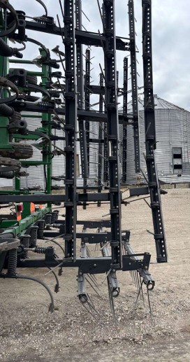 2009 John Deere 2210 Field Cultivator - Image 2