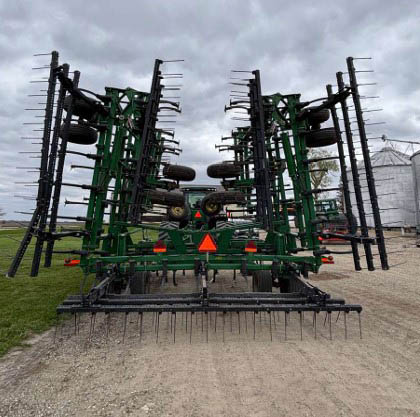 2009 John Deere 2210 Field Cultivator - Image 3