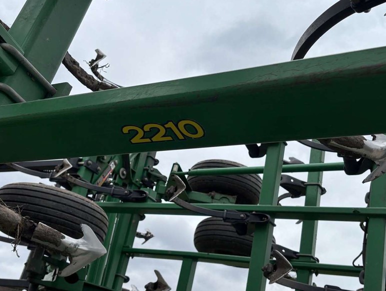 2009 John Deere 2210 Field Cultivator - Image 7